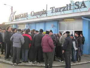 Protestatarii au dat foc unei salopete în faţa combinatului Mechel VIDEO