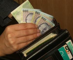 Acord între Guvern şi sindicate privind creşterea salariului minim la 1.250 de lei de la 1 mai