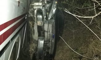 INCREDIBIL de norocoși!  Mașină răsturnată, strivită între un autocar cu 40 de pasageri și parapetul unui șanț. S-a întâmplat în Cluj