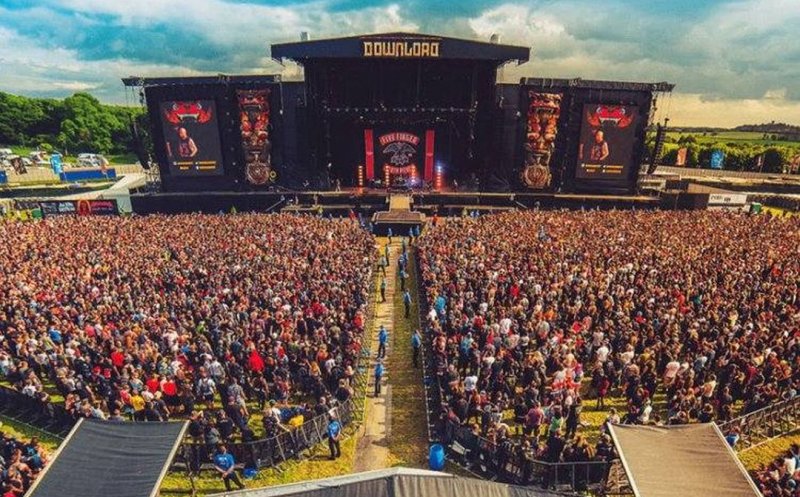 Festival-test cu 10.000 de persoane, fără mască sau distanţare socială. Ce condiţii trebuie să respecte