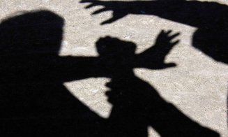 Clujean tâlhărit într-un parc din Mănăștur de patru tineri. I-au smuls lanțul de aur și au dispărut