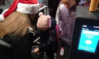 Surpriză în drum spre școală! Moș Nicolae a urcat autobuzele școlare și le-a împărțit dulciuri copiilor