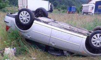 Accident Cluj: A ieșit în decor și s-a răsturnat. Șoferița a scăpat ca prin minune