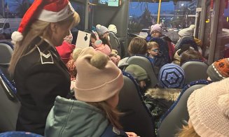 Surpriză în drum spre școală! Moș Nicolae a urcat astăzi în autobuzele școlare și le-a împărțit dulciuri celor mici