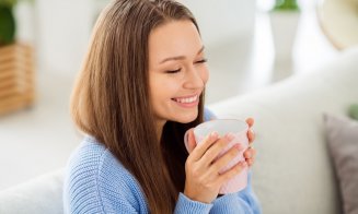 Un pahar de lapte cald seara înainte de culcare face "minuni" pentru somn și sănătate