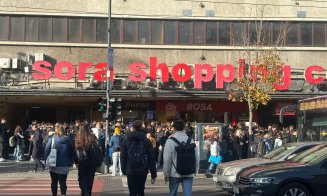Clujenii s-au strâns iar la coadă pentru șaorma gratis de Black Friday. Sute de oameni în centru