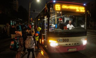 Surpriză în drum spre școală! Moș Nicolae, în haine de polițist local, a urcat autobuzele școlare și le-a împărțit cadouri copiilor