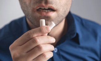 Mestecarea de gumă duce la eliberarea a sute de particule de microplastic în gură