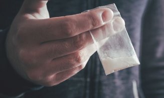 Un traficant de droguri "generos", băgat la zdup în Cluj. Dădea "cristal" chiar și pe gratis, inclusiv copiilor