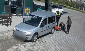 Momentul în care doi polițiști salvează viața unui bărbat prăbușit într-o benzinărie: "Trăiește datorită lor!"
