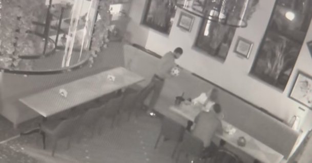 Furt într-un cunoscut restaurant din Cluj-Napoca. Un client a luat mingea semnată de jucătorii Generației de Aur