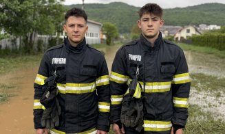 Tineri pompieri în lupta cu inundațiile din Cluj: „Uzi, plini de noroi, dar fericiți că pot ajuta”