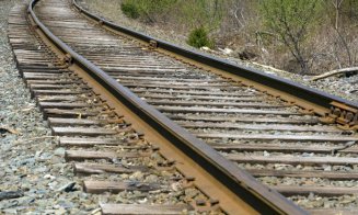Accident teribil pe calea ferată: Tânără de 17 ani, lovită mortal de tren. Fata ar fi ascultat muzică în căşti când traversa șinele
